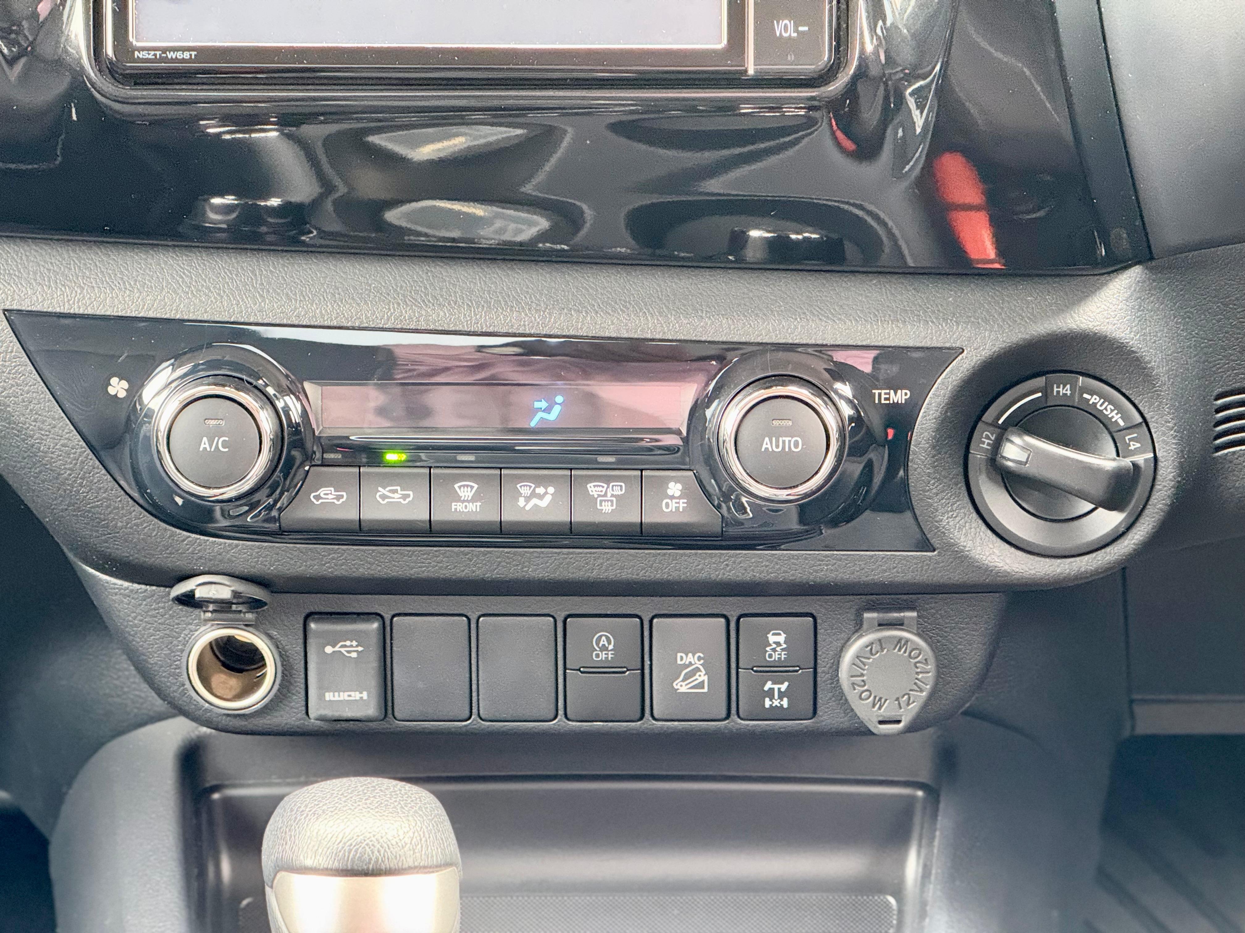 TOYOTA HILUX DOUBLE CABIN thumbnail 12