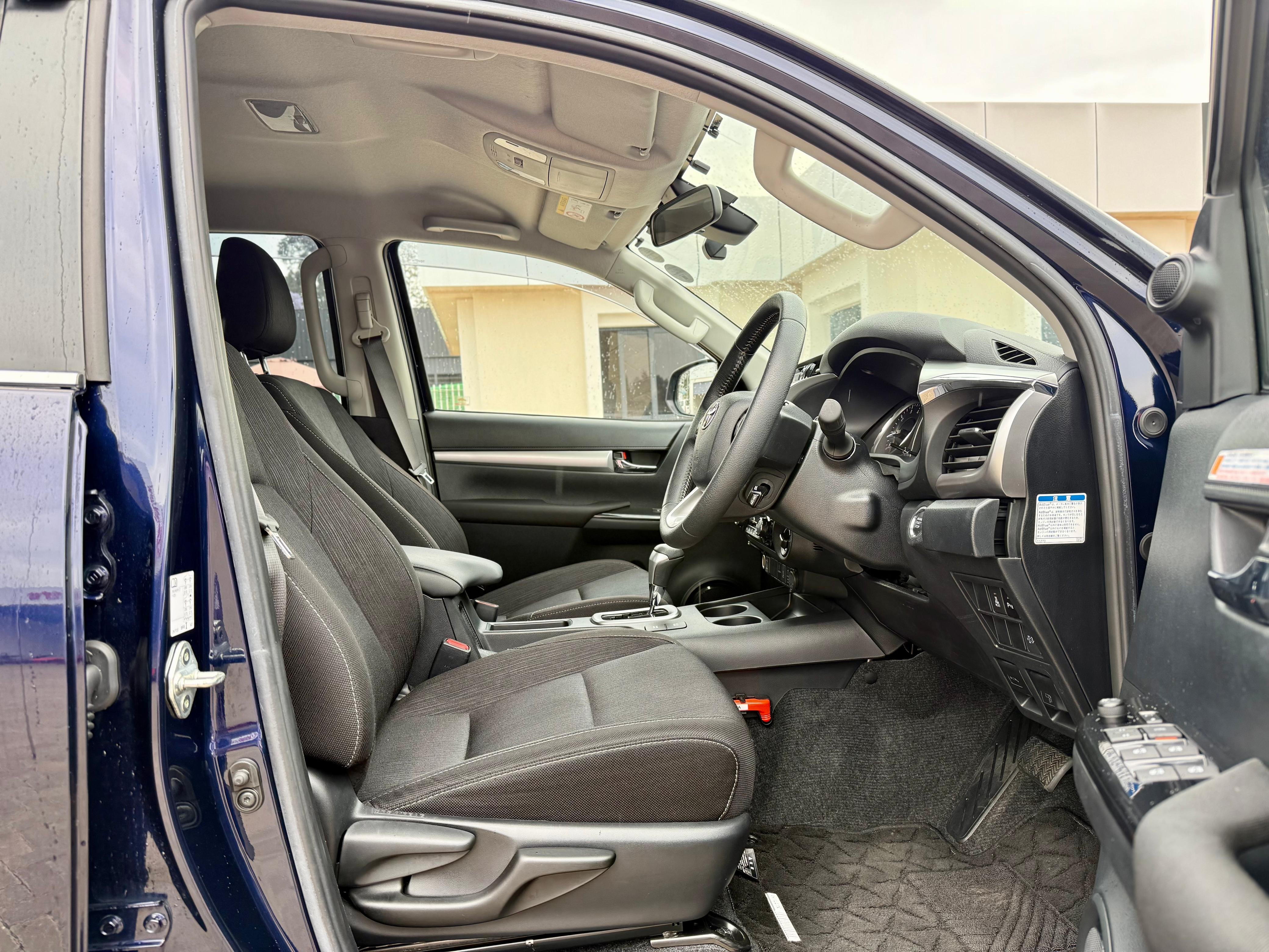 TOYOTA HILUX DOUBLE CABIN thumbnail 7