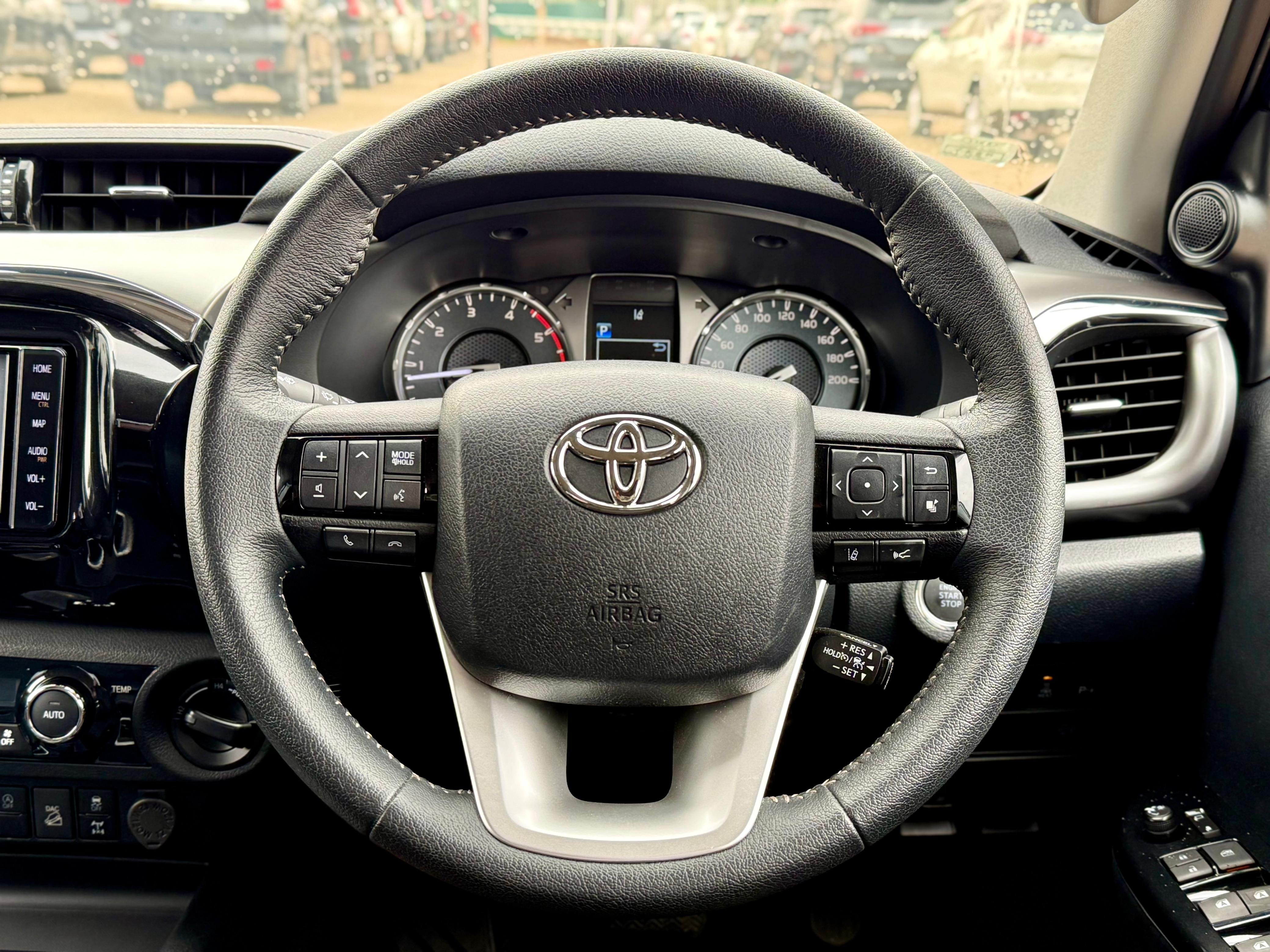TOYOTA HILUX DOUBLE CABIN thumbnail 9