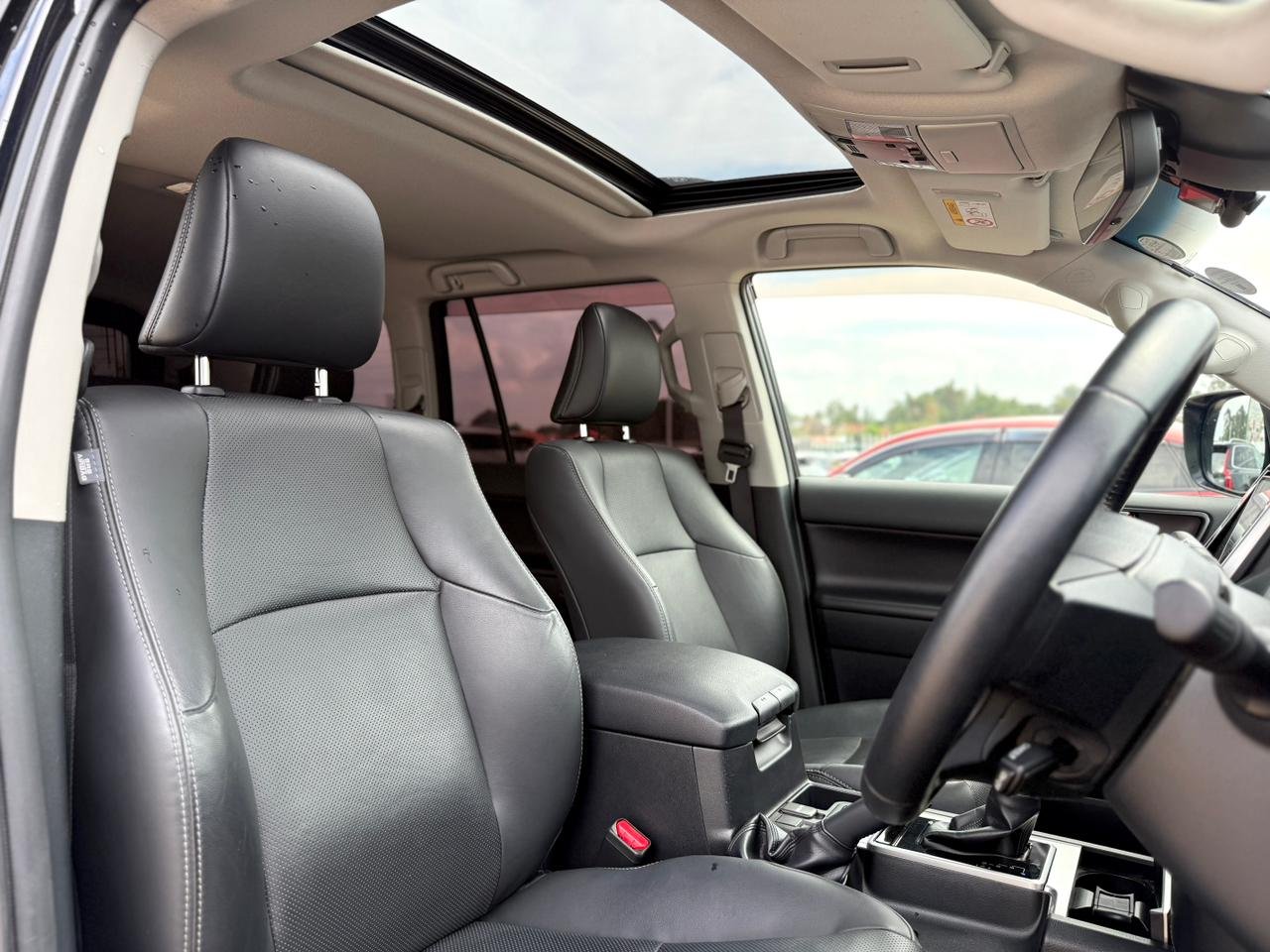 TOYOTA LAND CRUISER PRADO TXL thumbnail 10