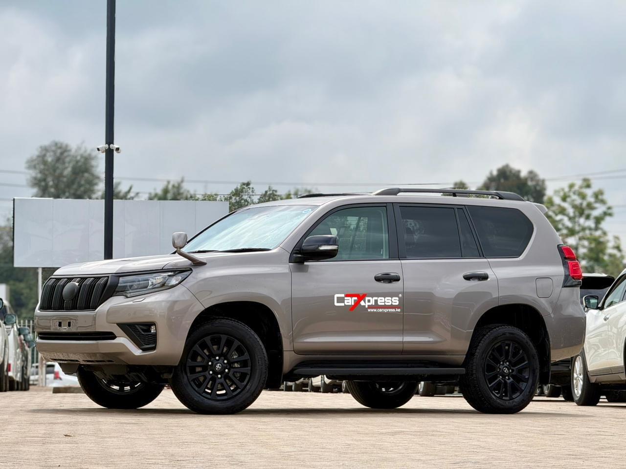 TOYOTA LAND CRUISER PRADO TXL thumbnail 5