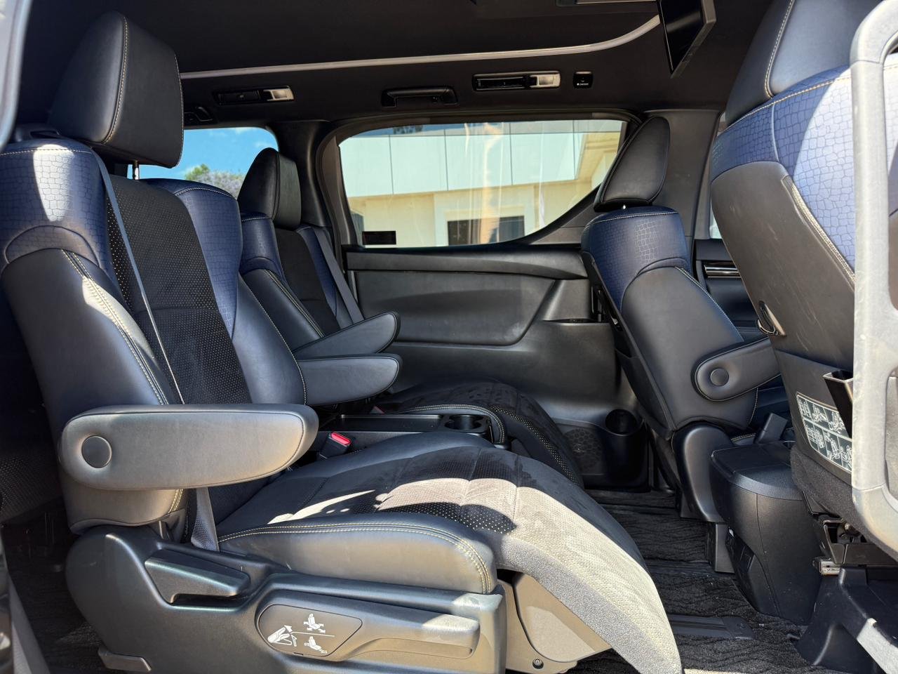 TOYOTA VELLFIRE thumbnail 11