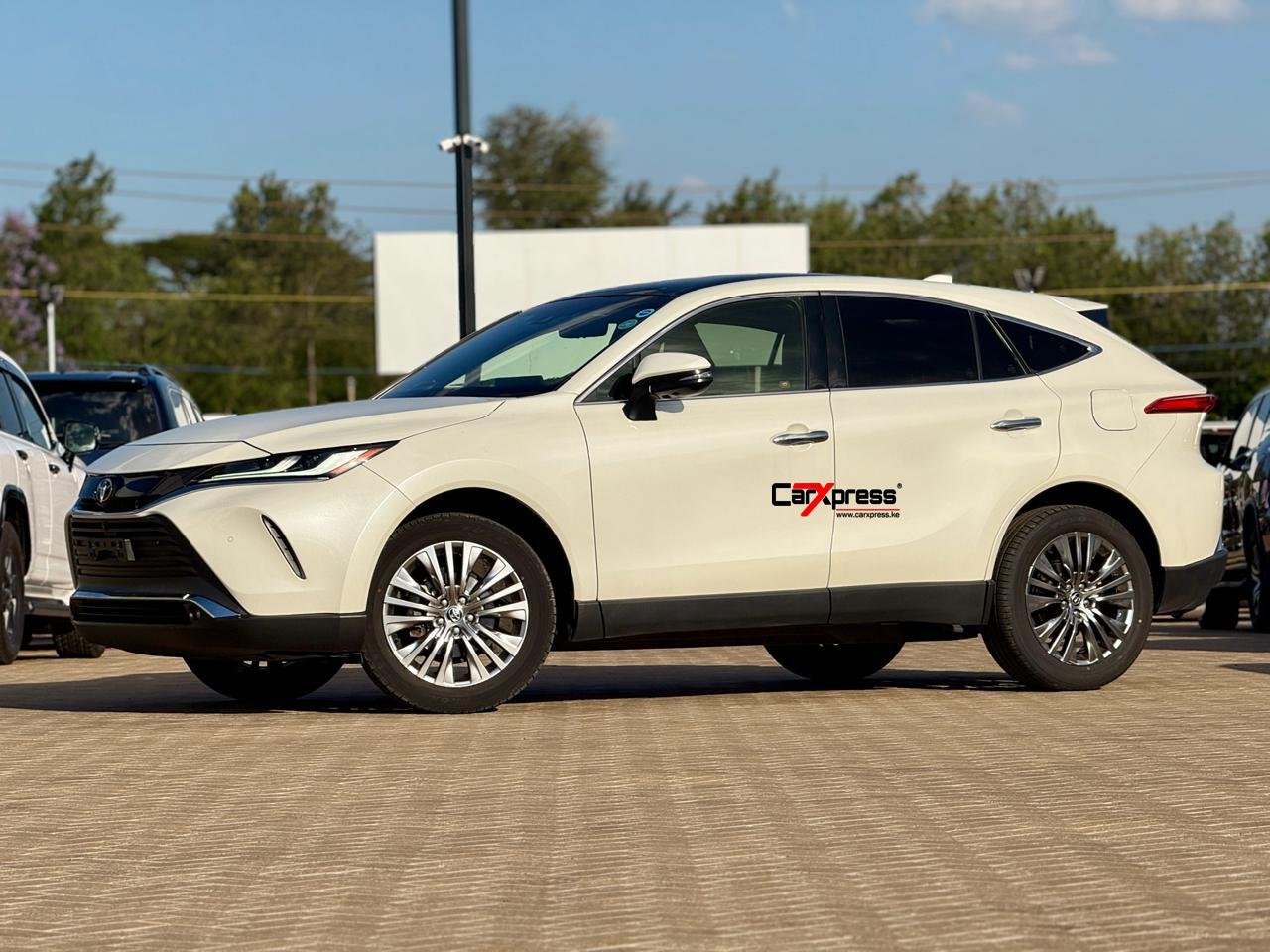 TOYOTA HARRIER thumbnail 5
