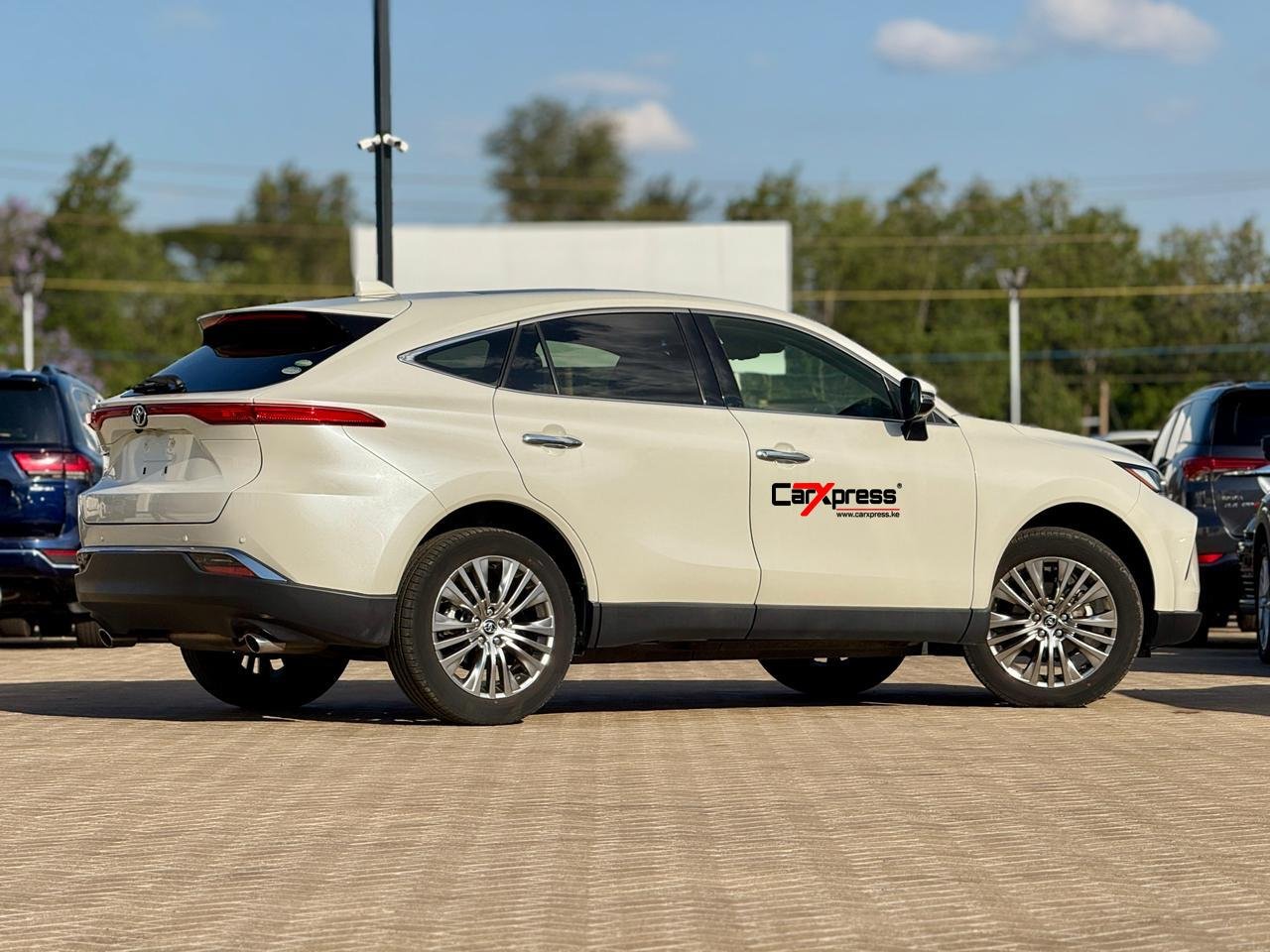 TOYOTA HARRIER thumbnail 6