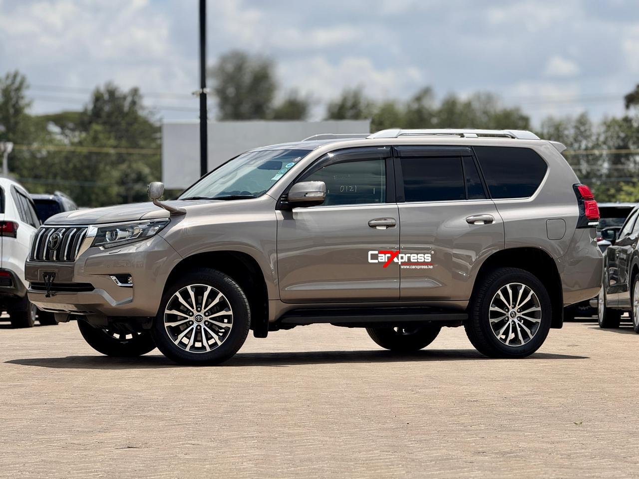 TOYOTA LAND CRUISER PRADO TXL thumbnail 5