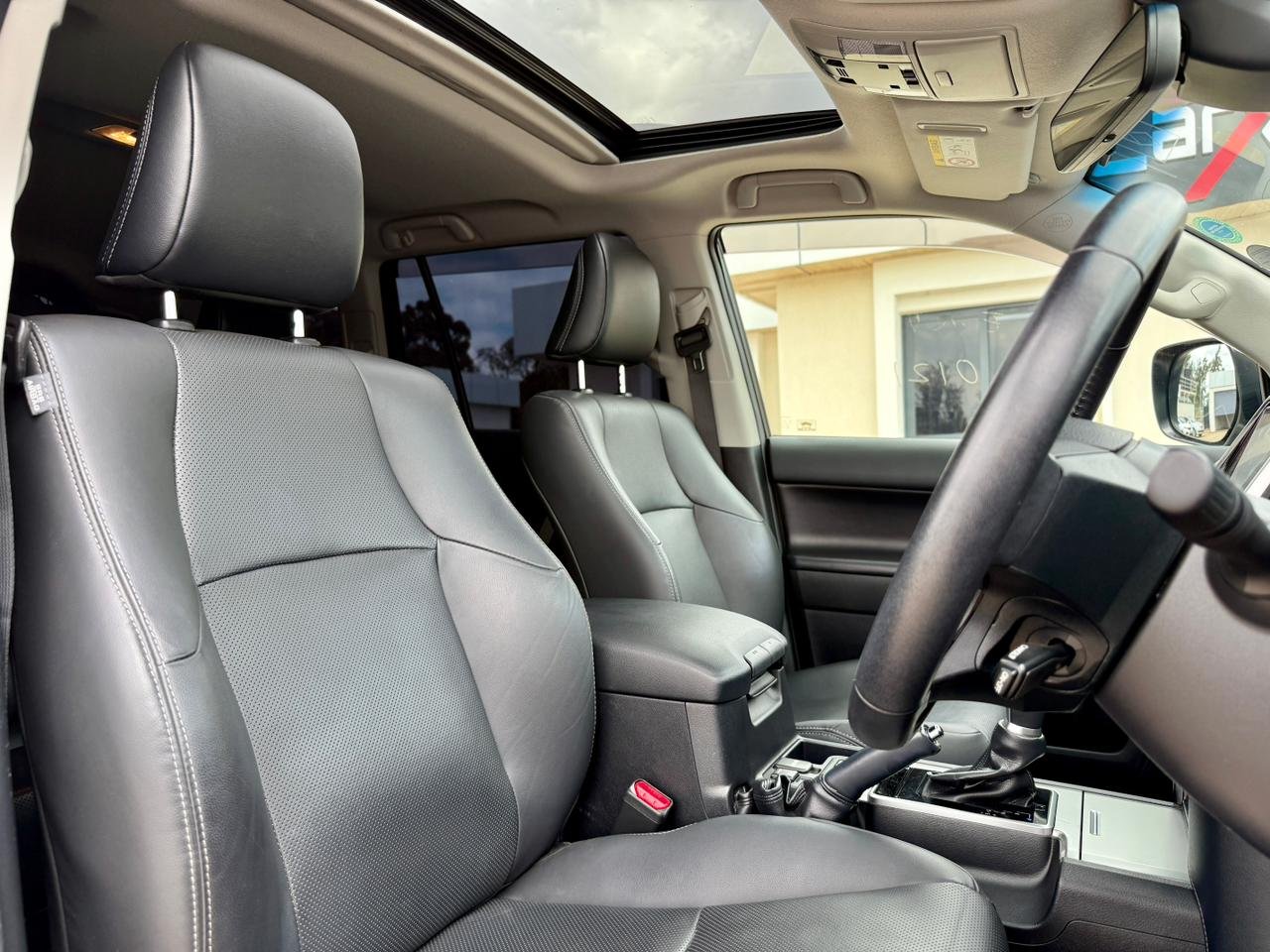 TOYOTA LAND CRUISER PRADO TXL thumbnail 8