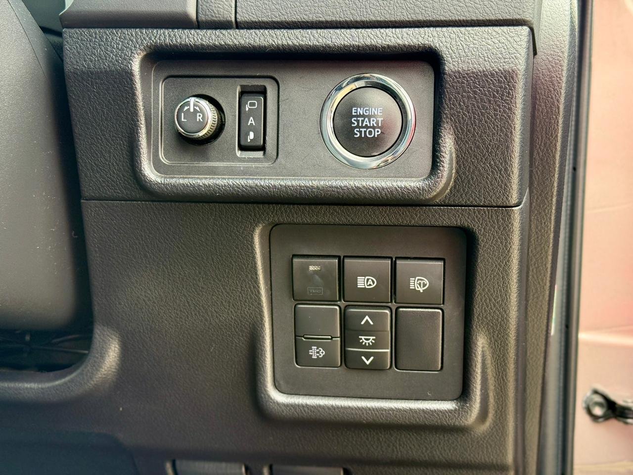 TOYOTA LAND CRUISER PRADO TXL thumbnail 9