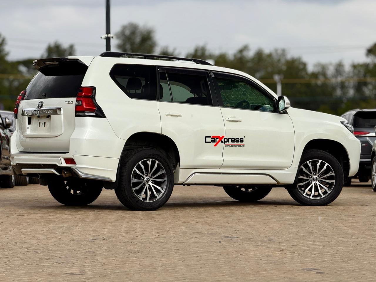 TOYOTA LAND CRUISER PRADO TZG thumbnail 6