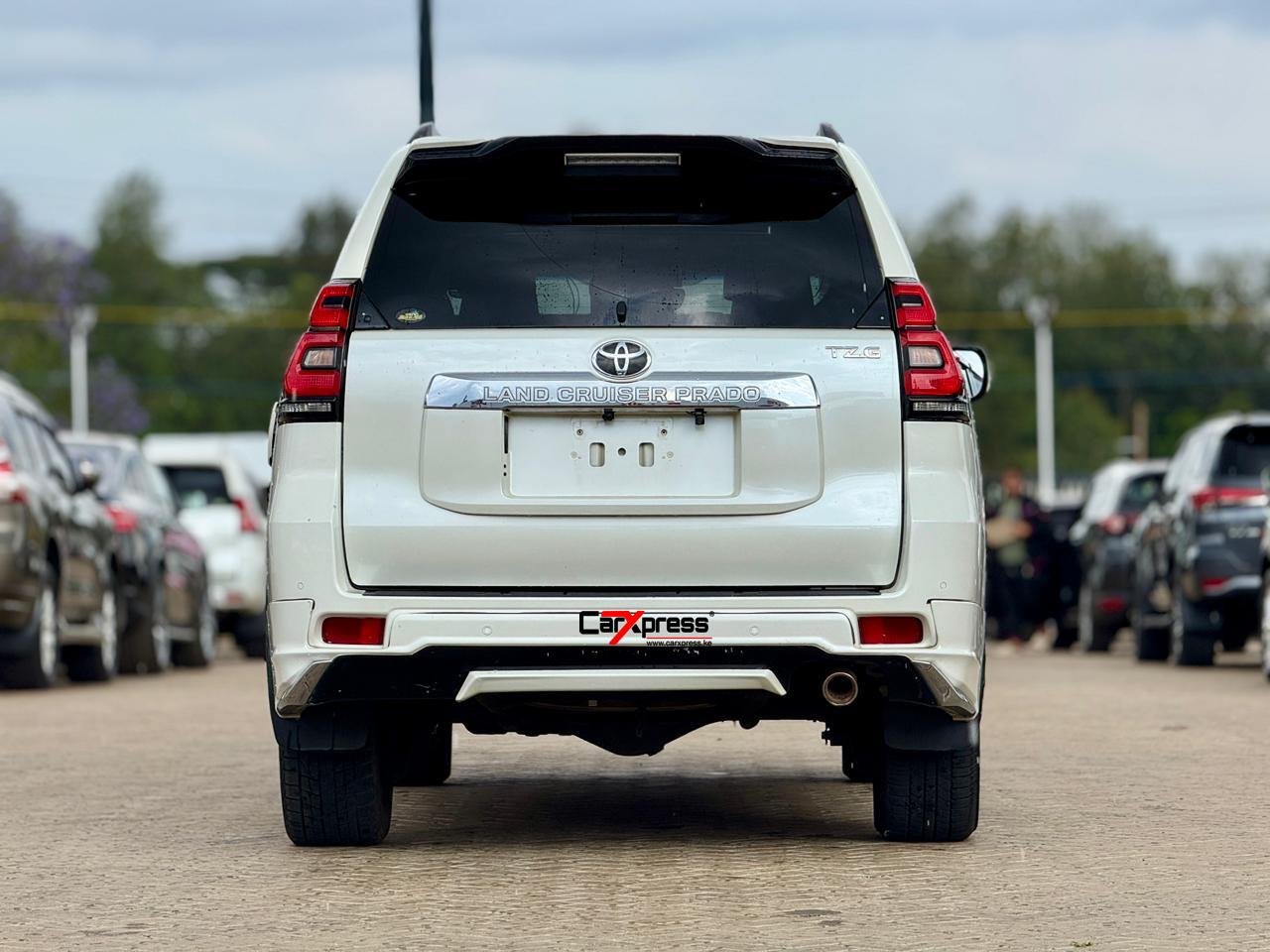 TOYOTA LAND CRUISER PRADO TZG thumbnail 4
