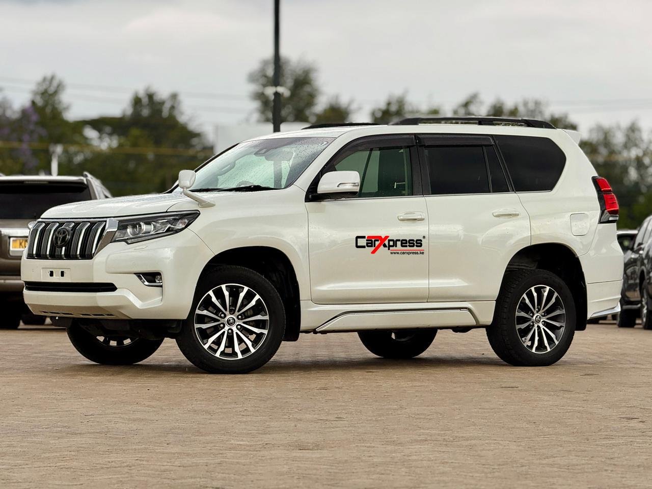 TOYOTA LAND CRUISER PRADO TZG thumbnail 5