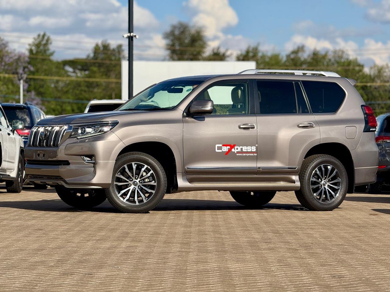 TOYOTA LAND CRUISER PRADO TZG thumbnail 5