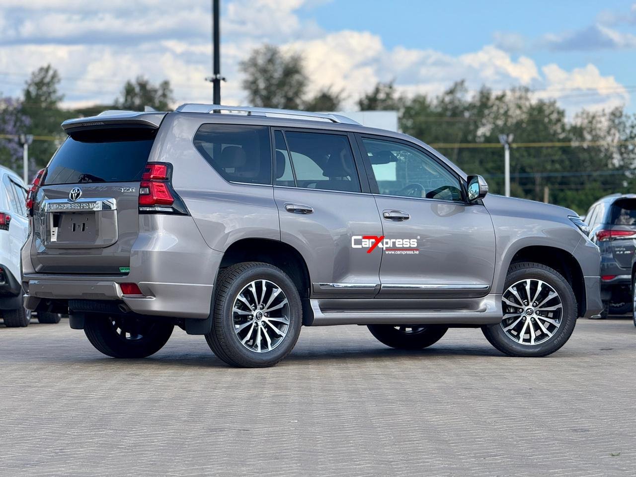 TOYOTA LAND CRUISER PRADO TZG thumbnail 6