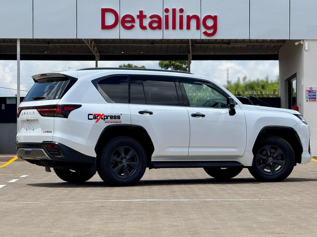LEXUS LX600 thumbnail 6