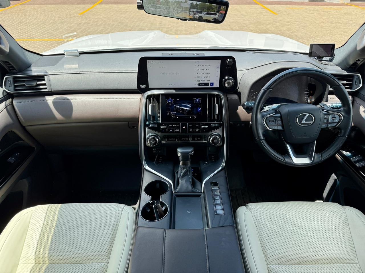 LEXUS LX600 thumbnail 9