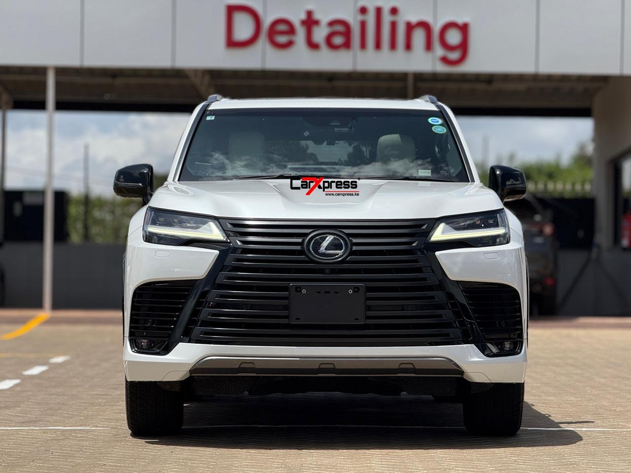 LEXUS LX600 thumbnail 3