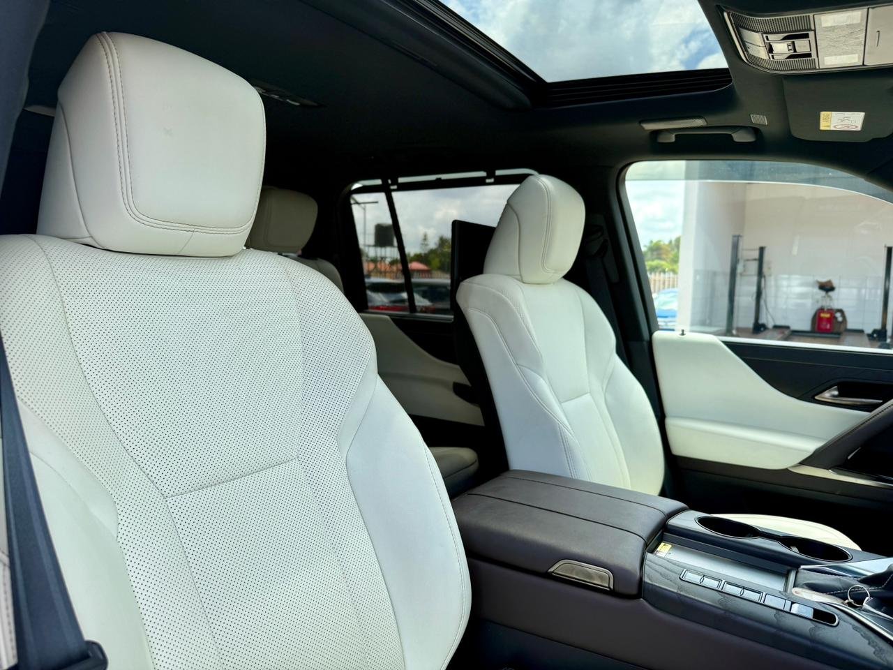 LEXUS LX600 thumbnail 8