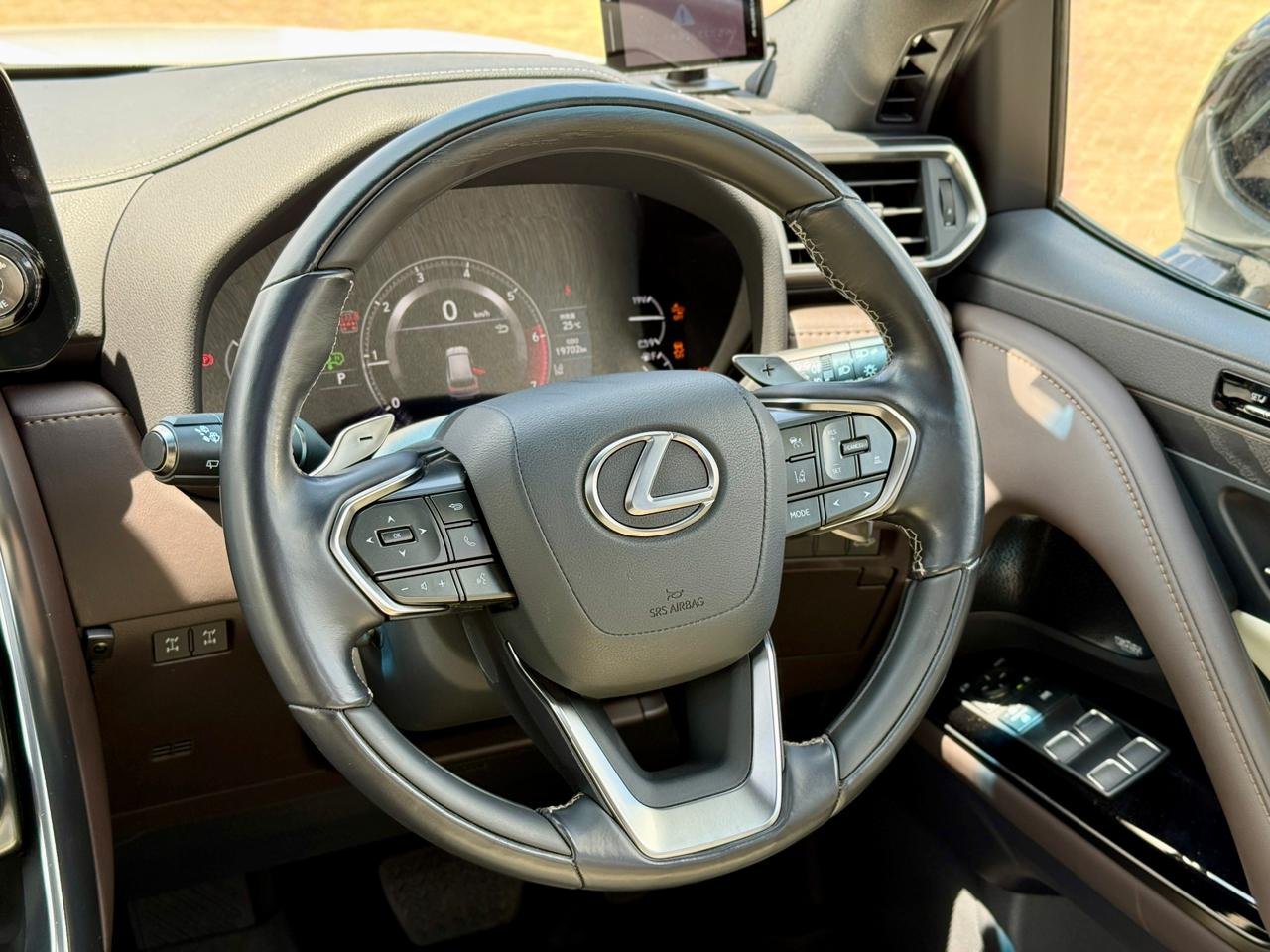 LEXUS LX600 thumbnail 12