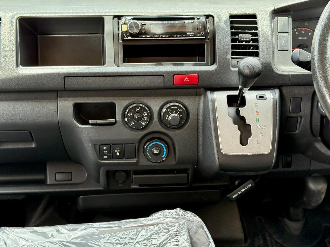 TOYOTA HIACE COMMUTER thumbnail 10