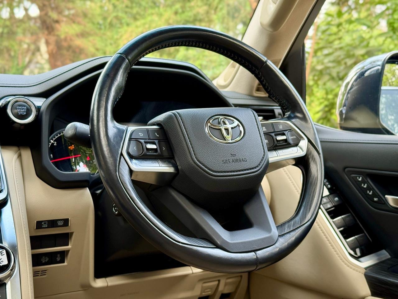 TOYOTA LAND CRUISER 300 SAHARA thumbnail 12