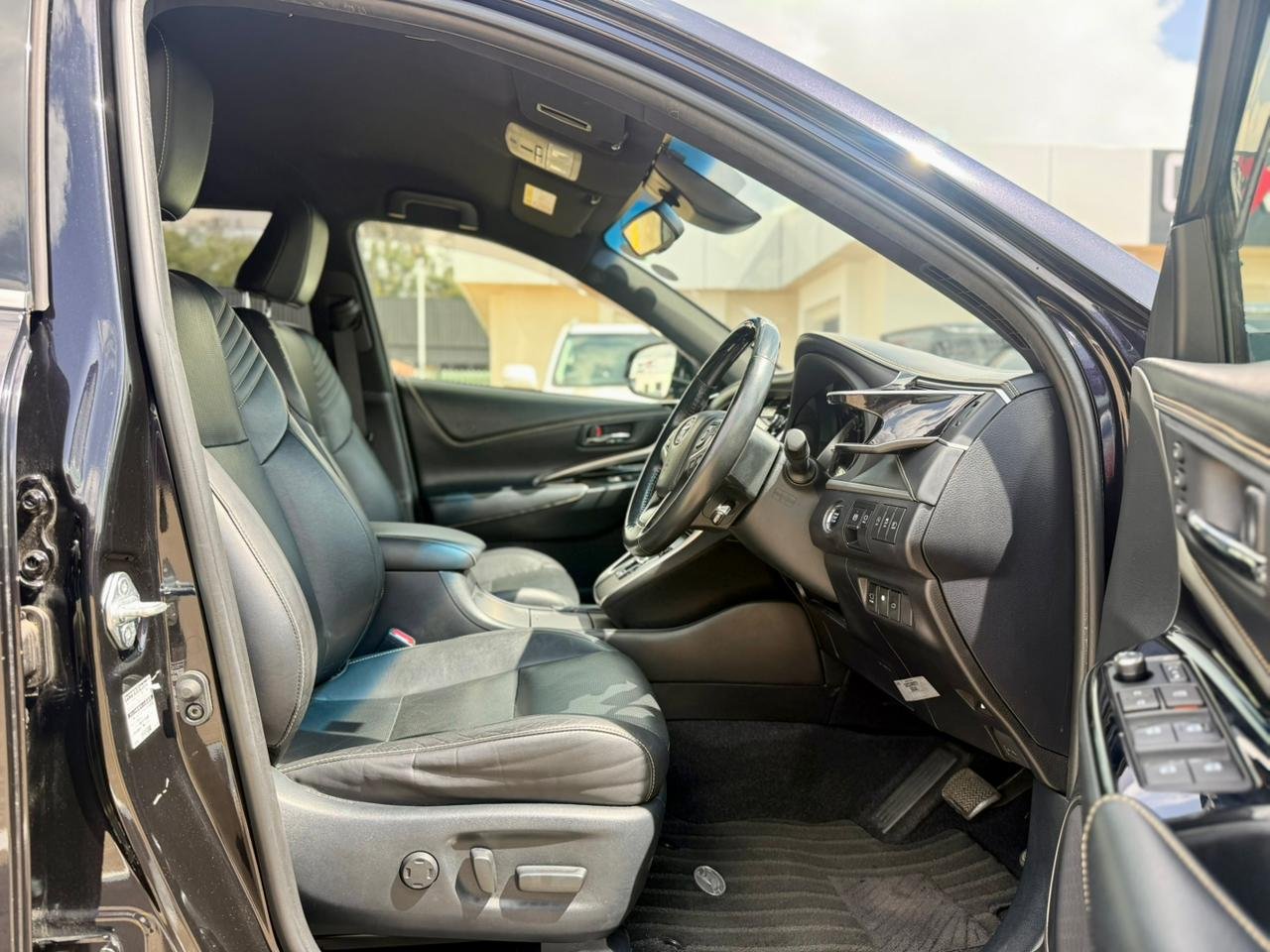 TOYOTA HARRIER thumbnail 7