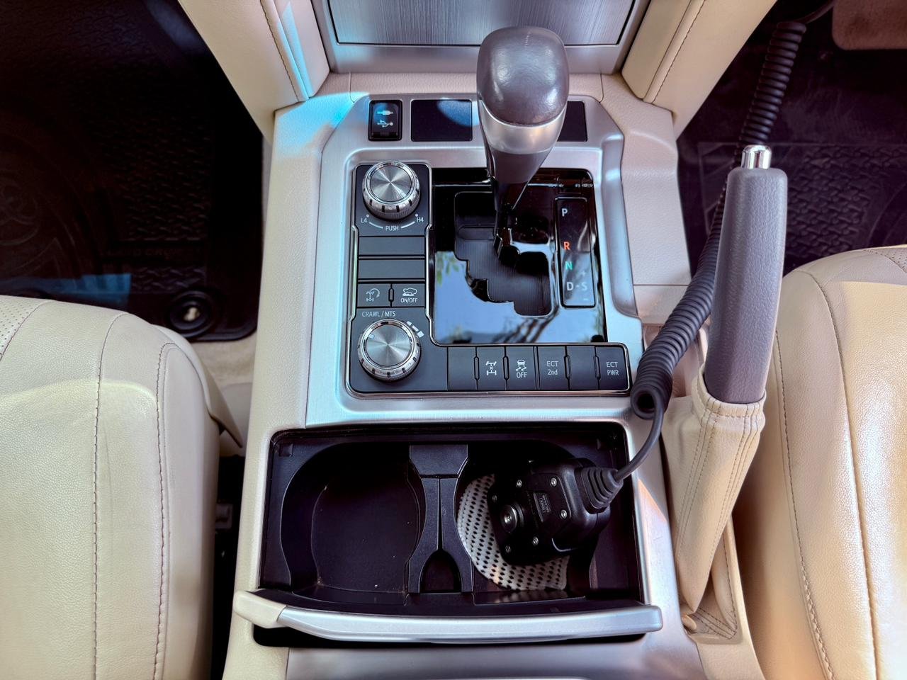 TOYOTA LANDCRUISER V8  200 SERIES. thumbnail 11