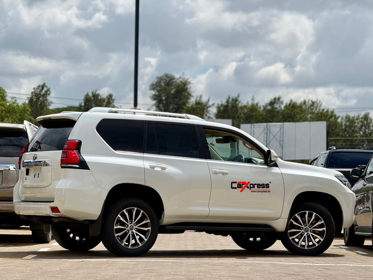 TOYOTA LAND CRUISER PRADO TXL thumbnail 4