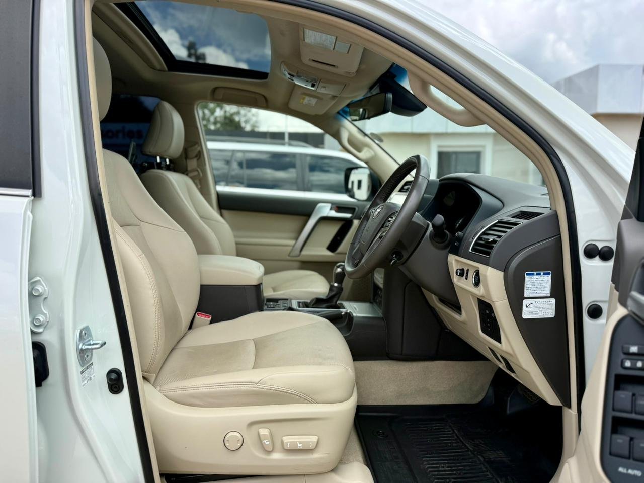 TOYOTA LAND CRUISER PRADO TXL thumbnail 8