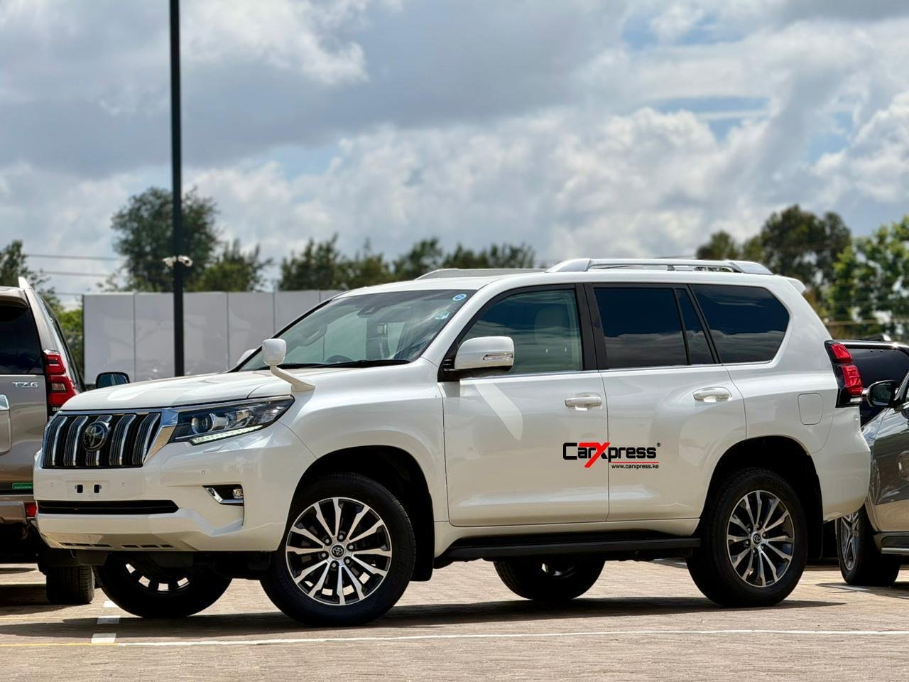 TOYOTA LAND CRUISER PRADO TXL thumbnail 3