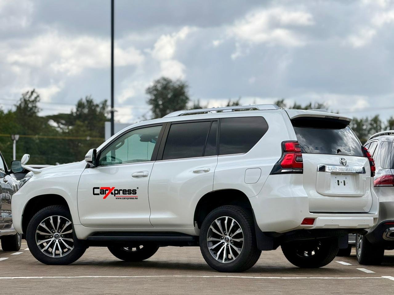 TOYOTA LAND CRUISER PRADO TXL thumbnail 2