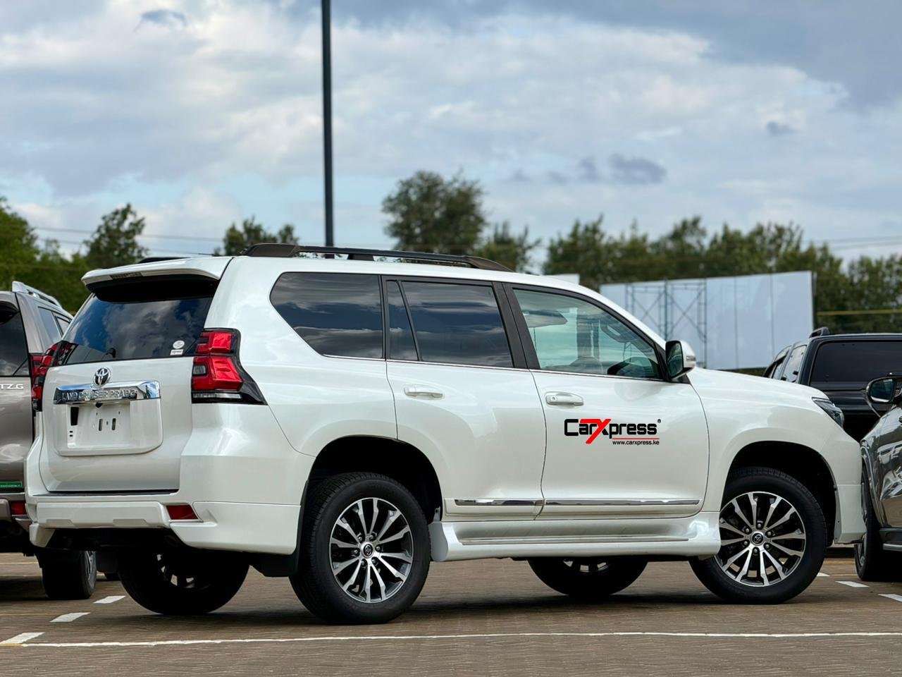 TOYOTA LAND CRUISER PRADO TXL thumbnail 4