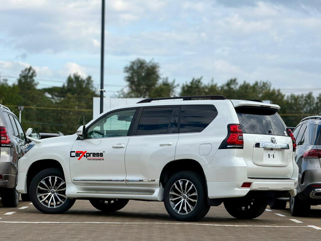 TOYOTA LAND CRUISER PRADO TXL thumbnail 2