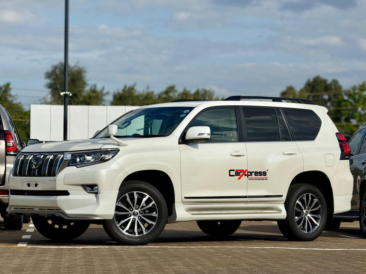 TOYOTA LAND CRUISER PRADO TXL thumbnail 3