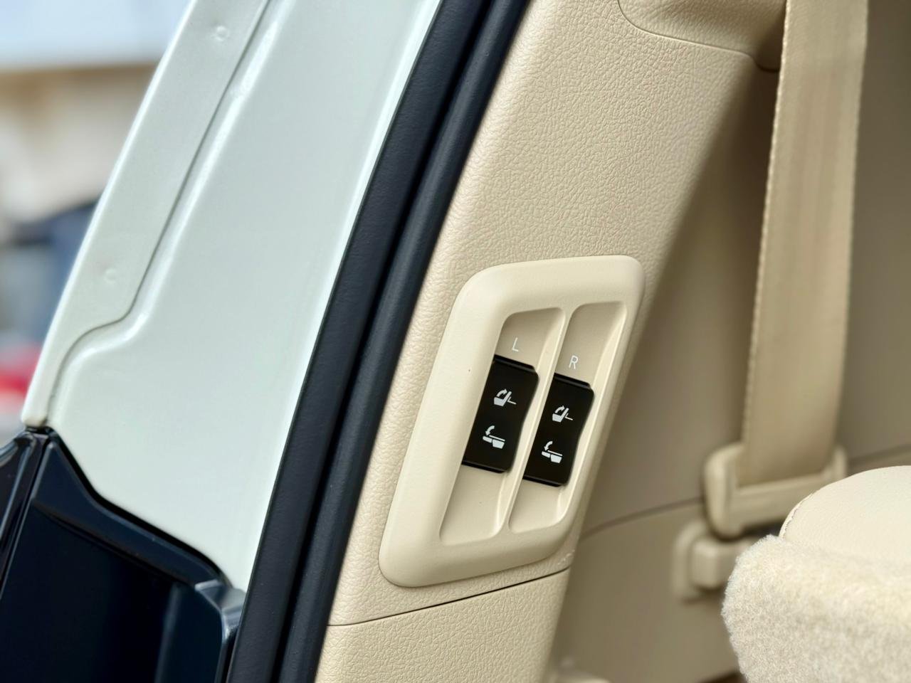TOYOTA LAND CRUISER PRADO TXL thumbnail 13