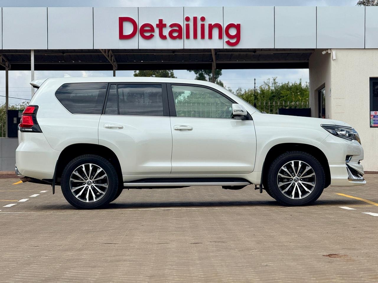 TOYOTA LAND CRUISER PRADO TZG thumbnail 6