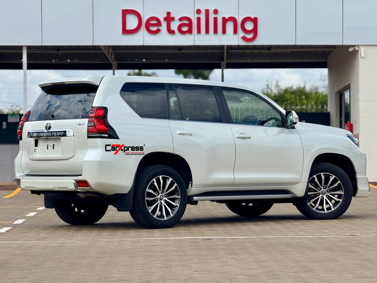 TOYOTA LAND CRUISER PRADO TZG thumbnail 2