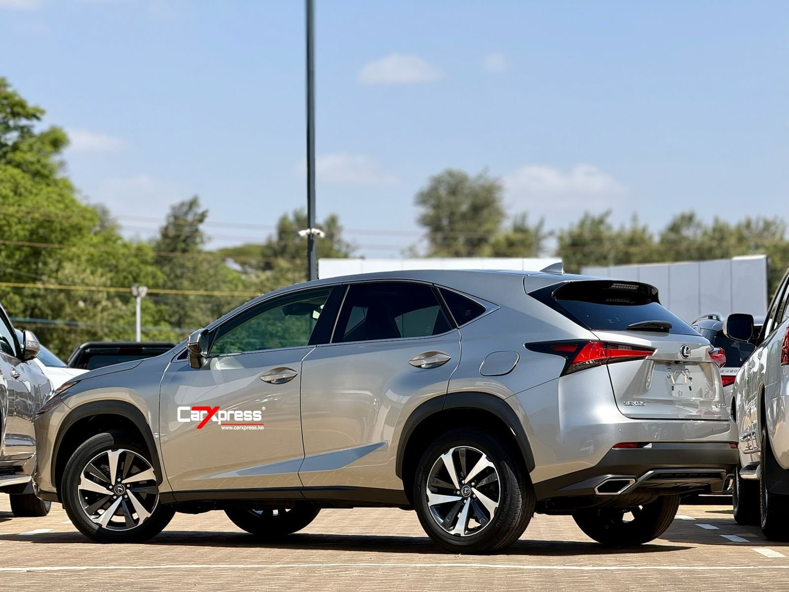 LEXUS NX300 thumbnail 2