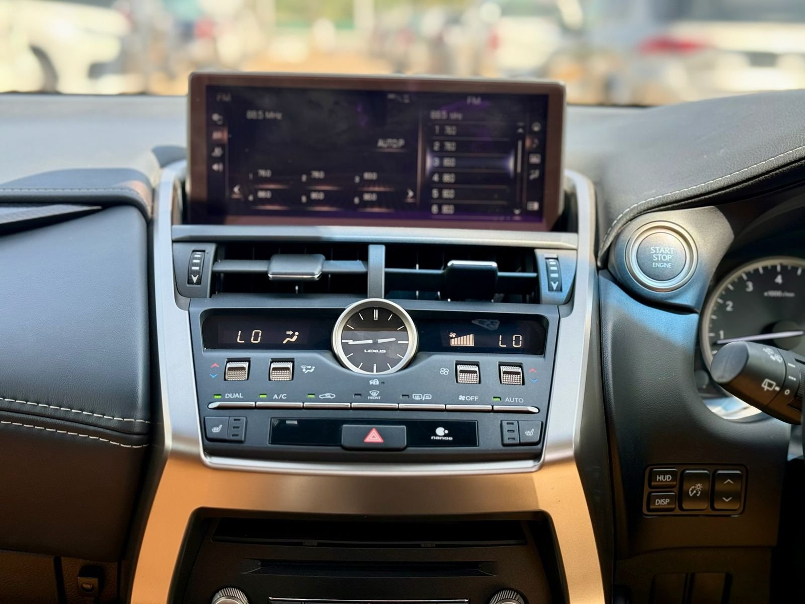 LEXUS NX300 thumbnail 10