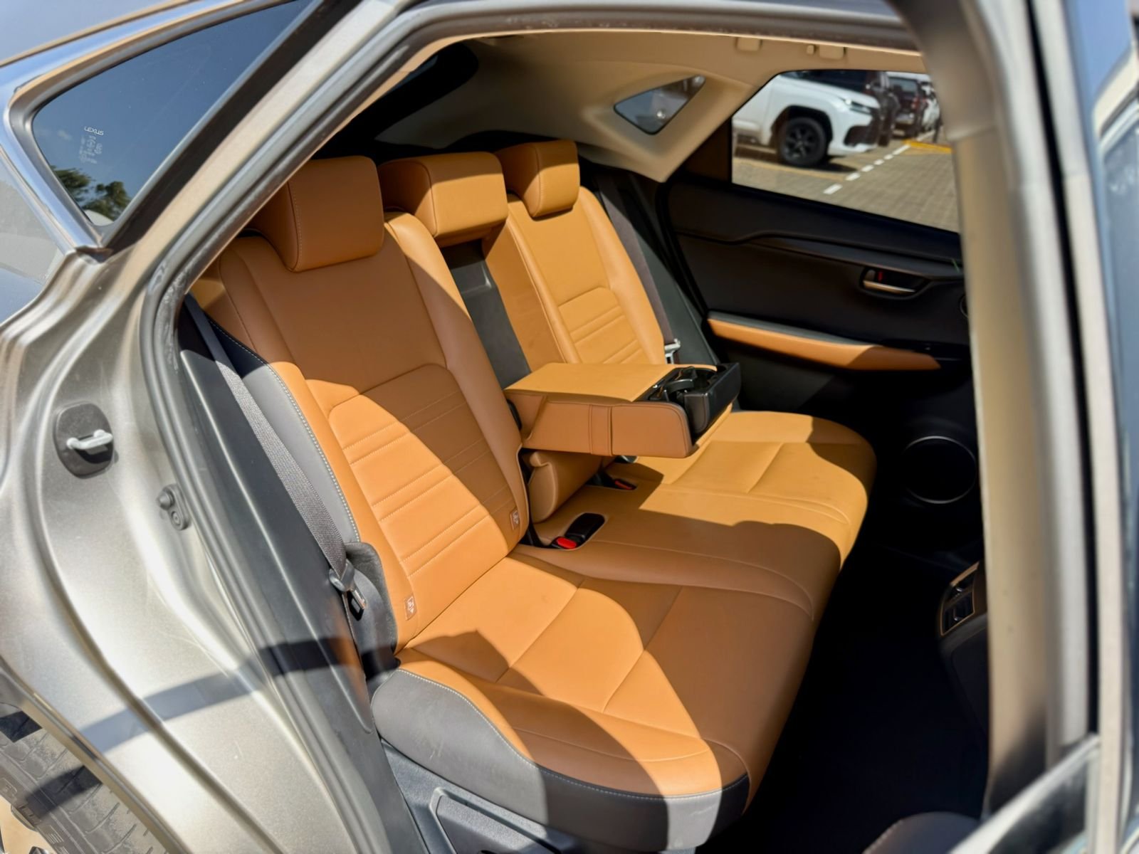 LEXUS NX300 thumbnail 16