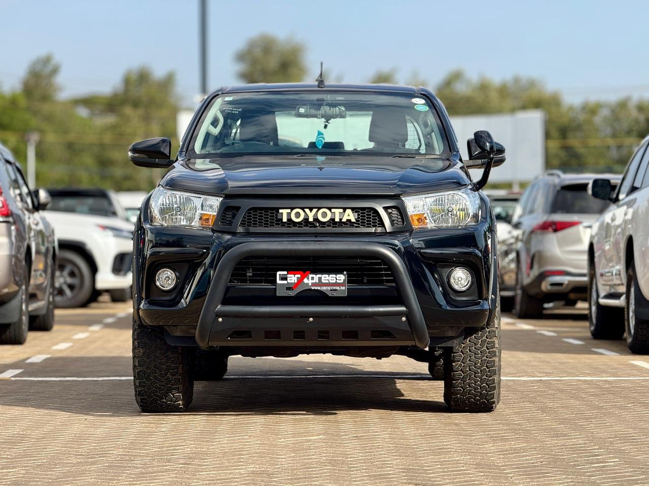 TOYOTA HILUX DOUBLE CABIN thumbnail 3