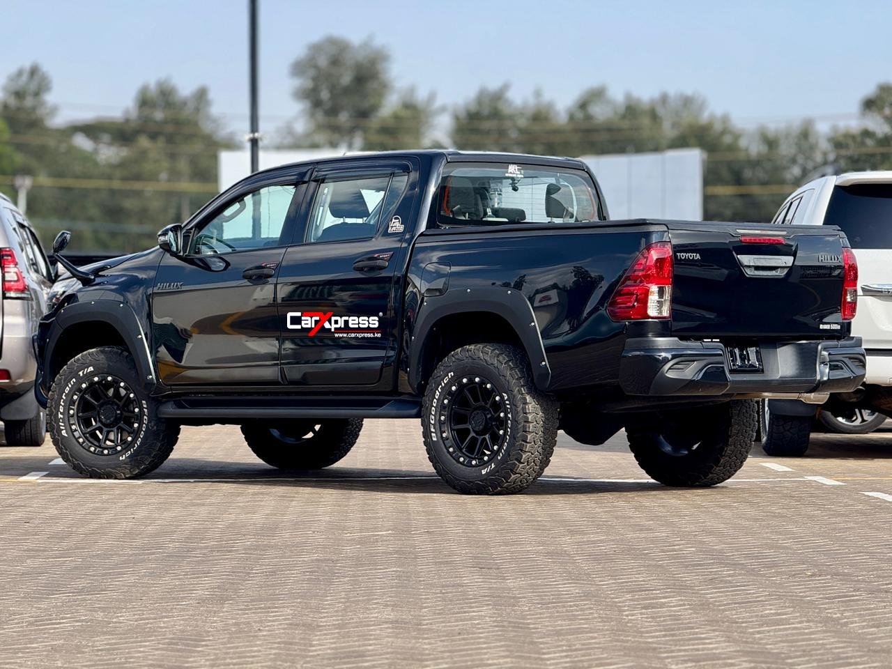 TOYOTA HILUX DOUBLE CABIN thumbnail 2