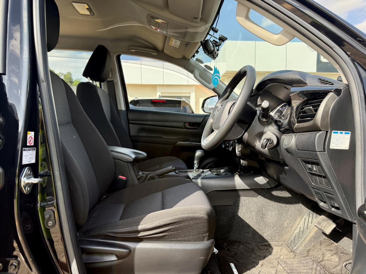 TOYOTA HILUX DOUBLE CABIN thumbnail 8