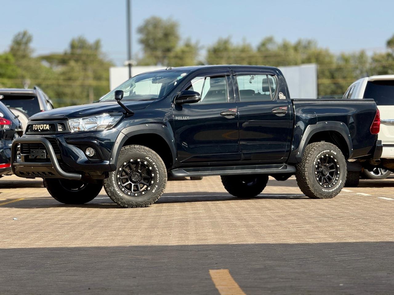 TOYOTA HILUX DOUBLE CABIN thumbnail 5