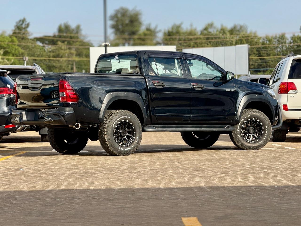 TOYOTA HILUX DOUBLE CABIN thumbnail 6