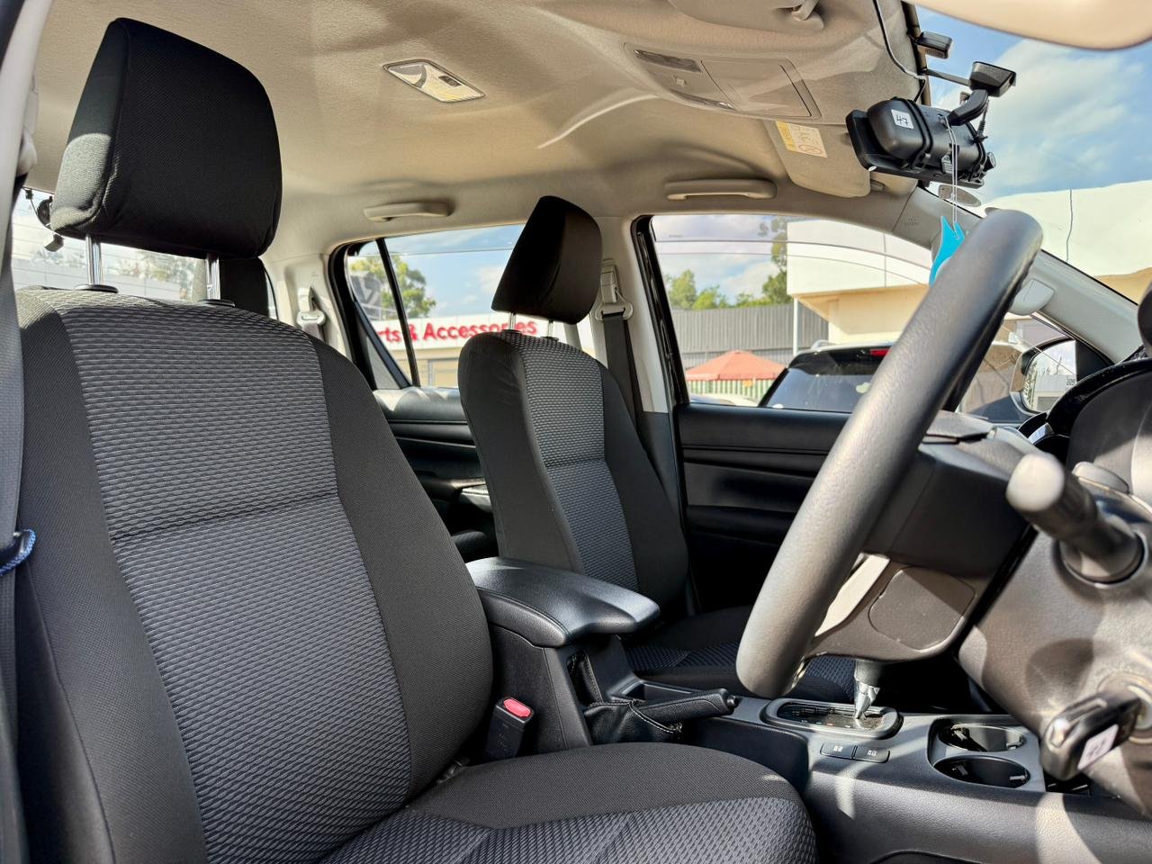 TOYOTA HILUX DOUBLE CABIN thumbnail 7