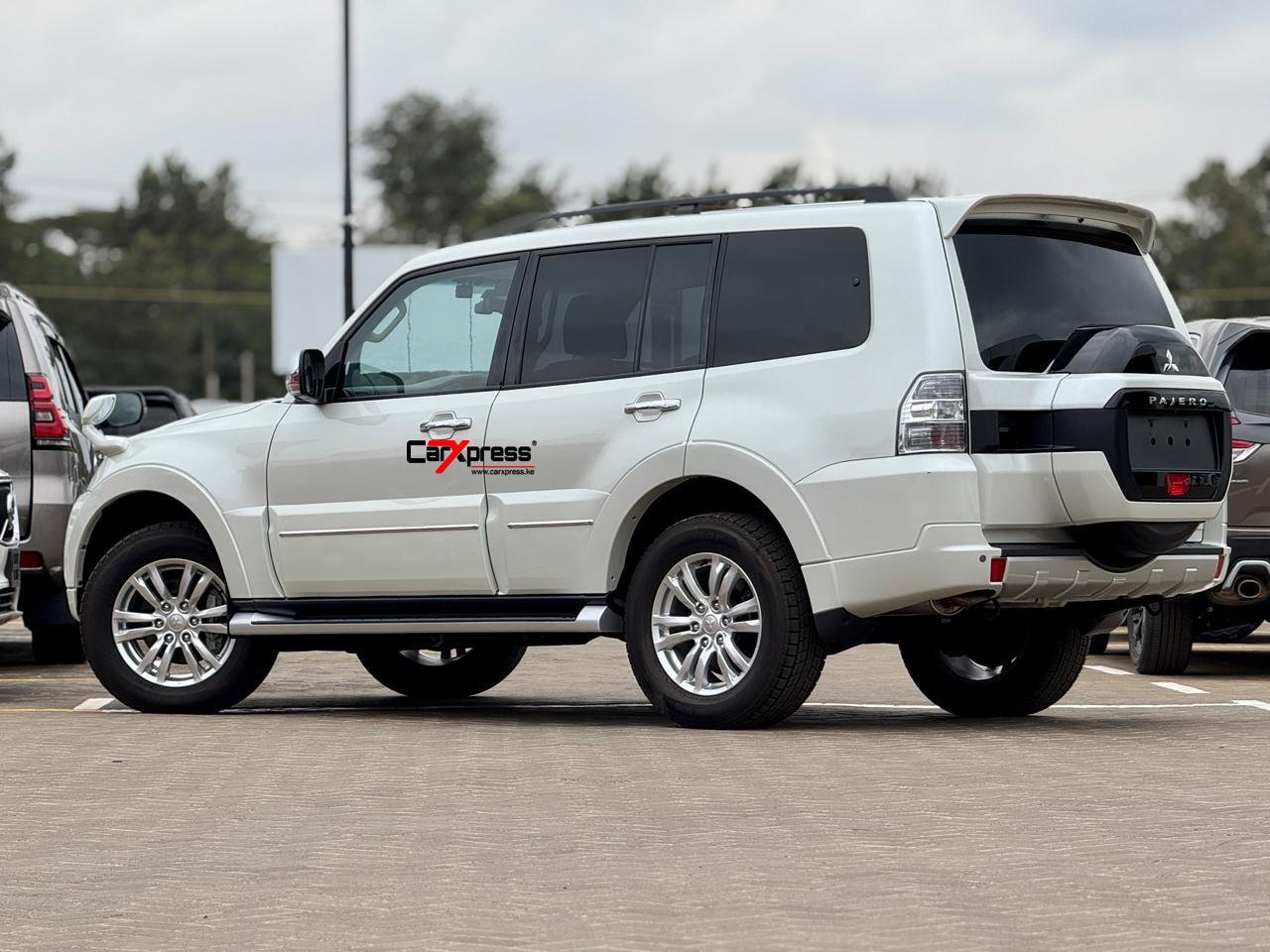MITSUBISHI PAJERO SUPER EXCEED thumbnail 2