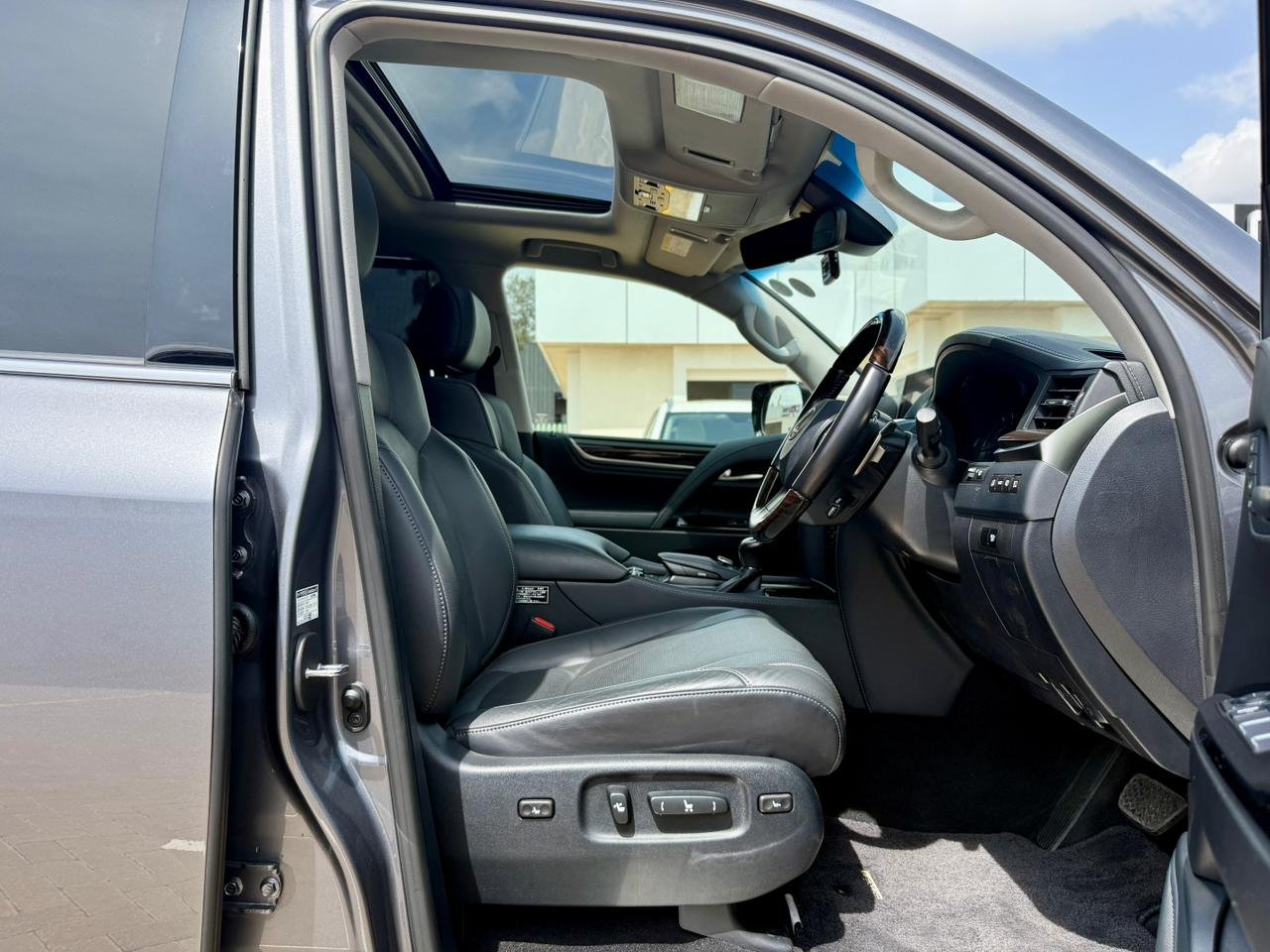 LEXUS LX570 thumbnail 6