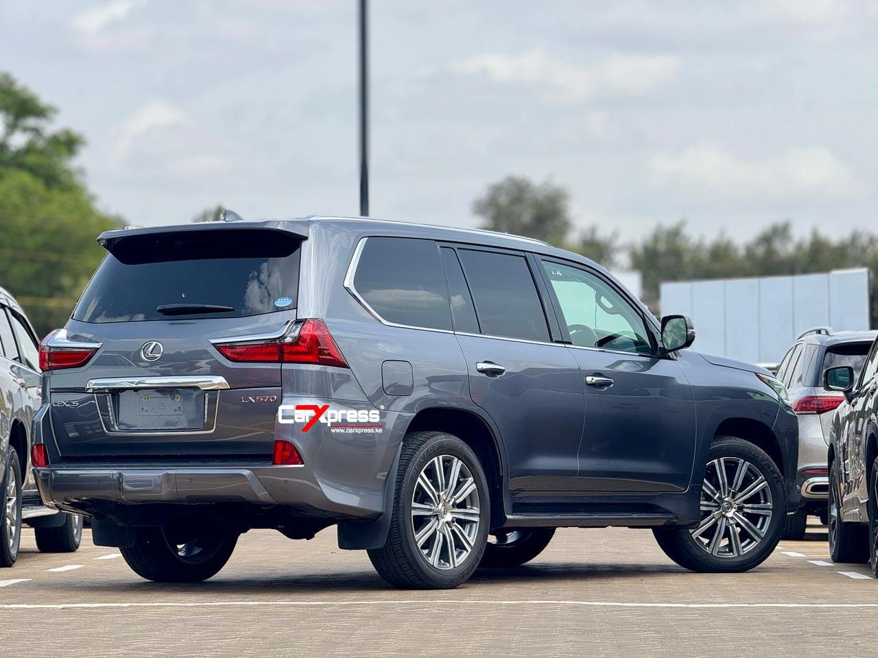 LEXUS LX570 thumbnail 2