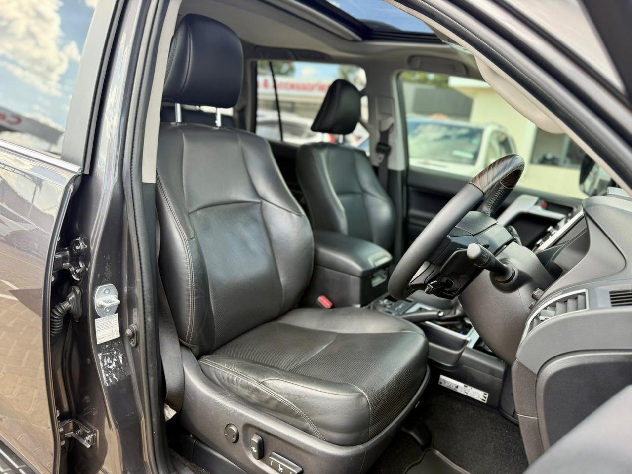 TOYOTA LAND CRUISER PRADO VXL thumbnail 8