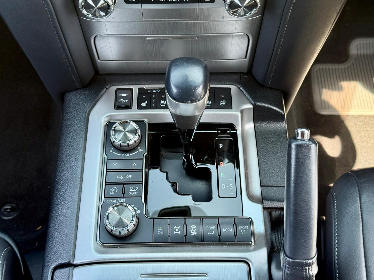 TOYOTA LAND CRUISER ZX thumbnail 11