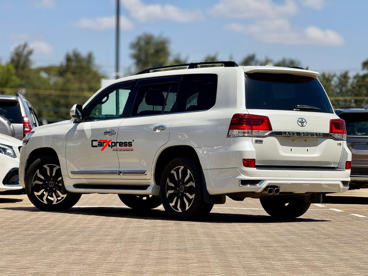 TOYOTA LAND CRUISER ZX thumbnail 2